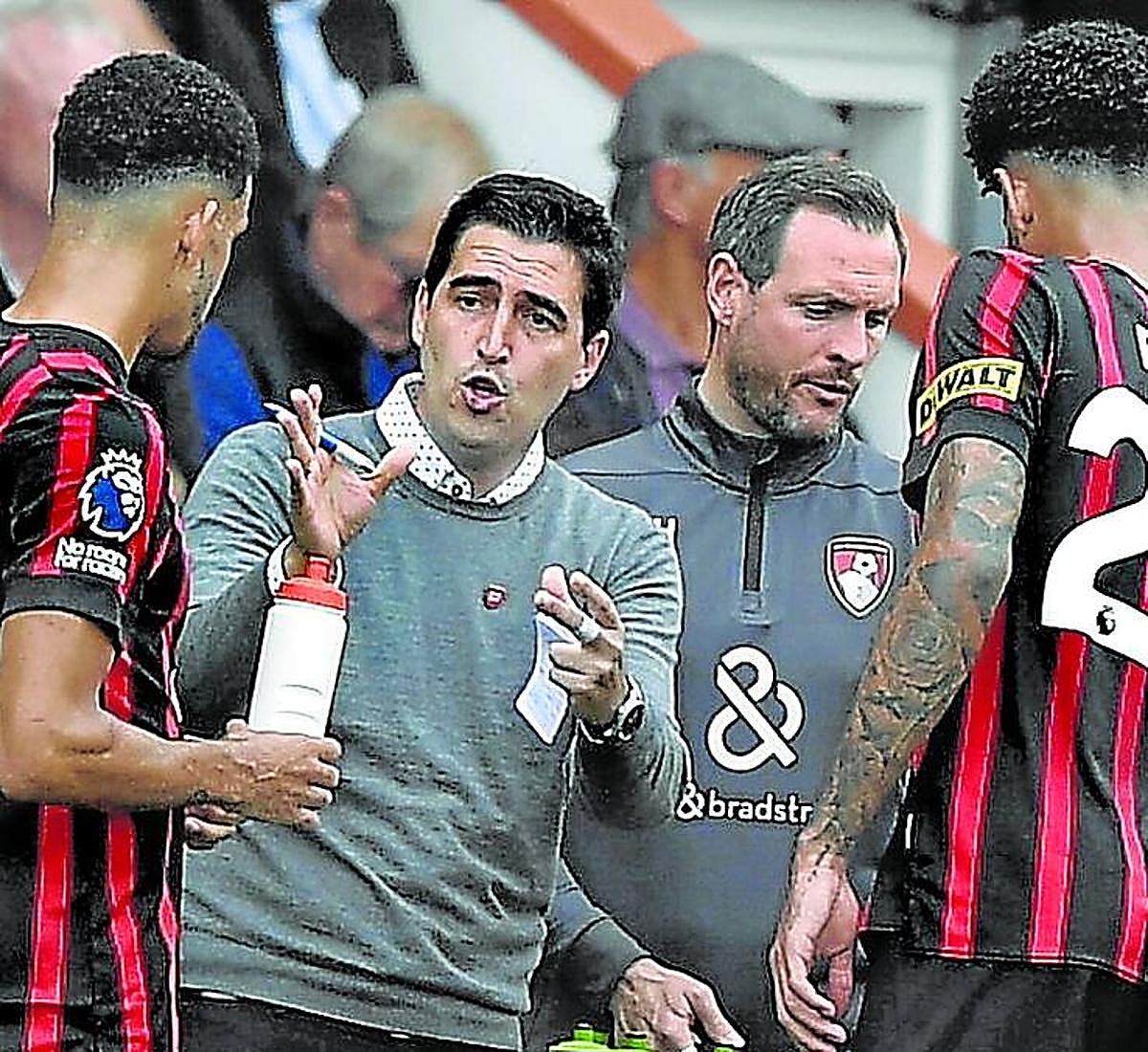 Iraola da instrucciones a sus jugadores ante el Arsenal.