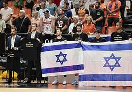 Los jugadores del Maccabi con banderas de Israel en el partido en La Fonteta.