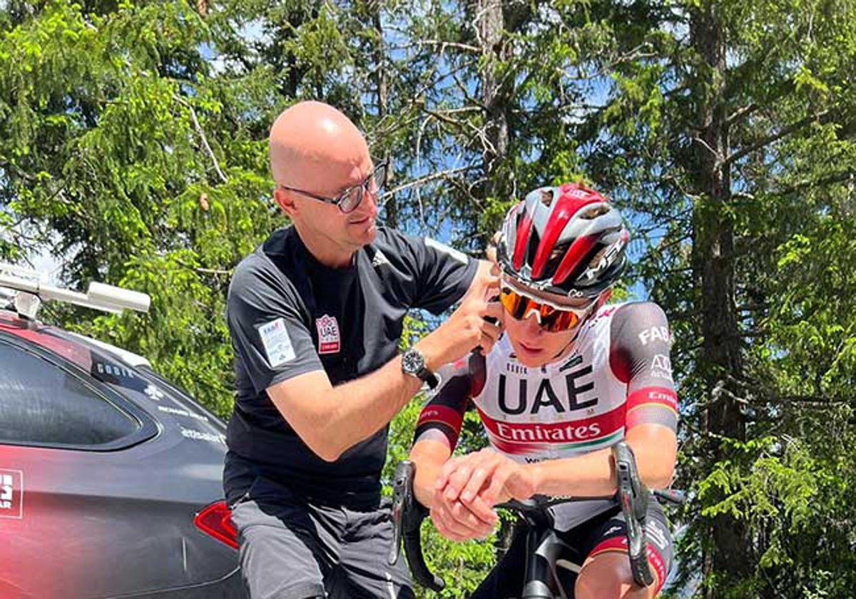 San Millán y Pogacar antes de una prueba ciclista.