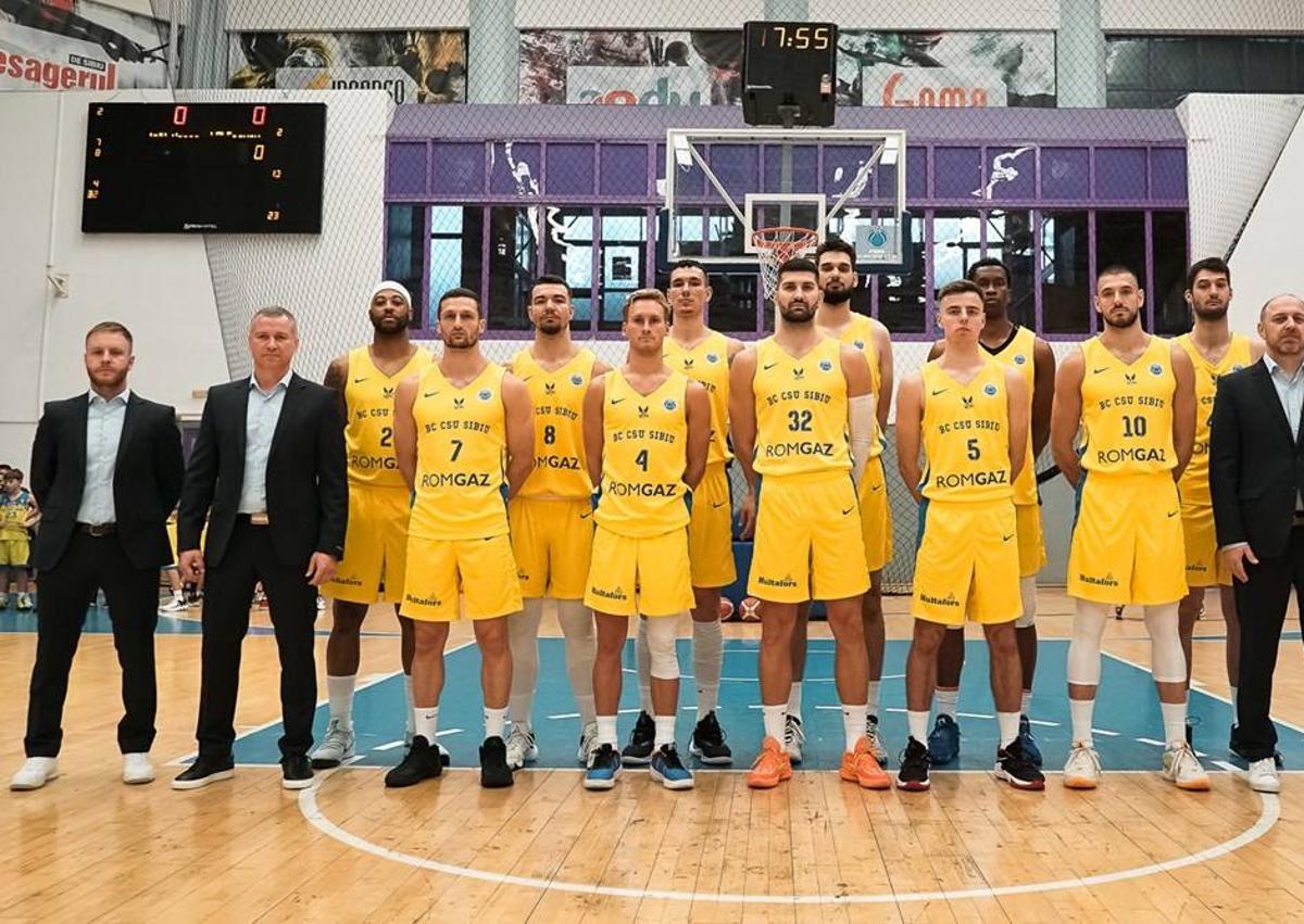 Imagen secundaria 1 - Ereño cumple su segunda temporada en Rumanía, junto con el lituano Tomas Rinkevicius, entrenador del Sibiu. A la derecha, posa de niño junto a Javi Salgado, leyenda del Bilbao Basket. A la izquierda, posa junto a la plantilla del Sibiu.