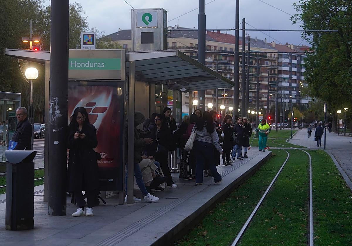 Usuarios aguardan la llegada del tranvía en la parada de la calle Honduras.