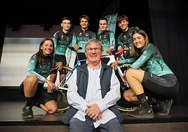 José Mari Basualdo, tricampéon de España de ciclocross, apoyó a los jóvenes ciclistas .