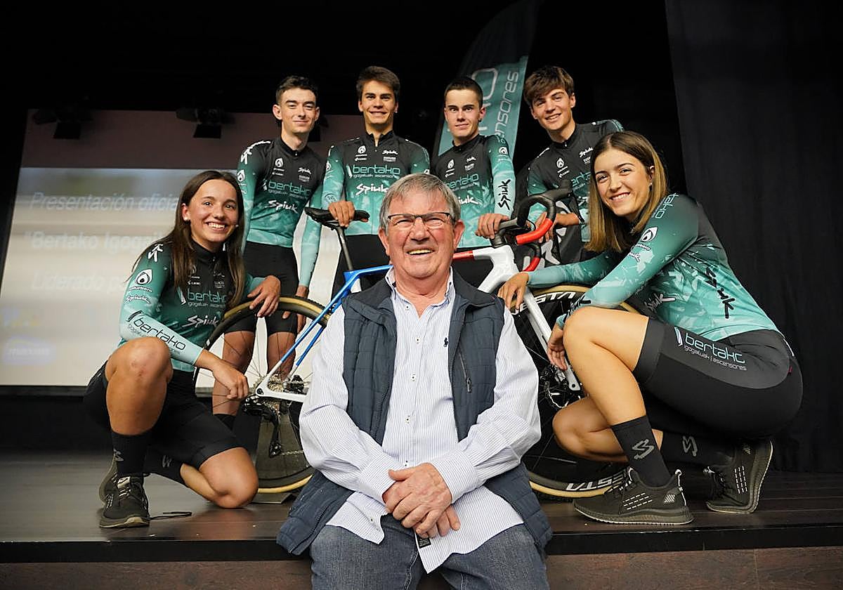 José Mari Basualdo, tricampéon de España de ciclocross, apoyó a los jóvenes ciclistas .