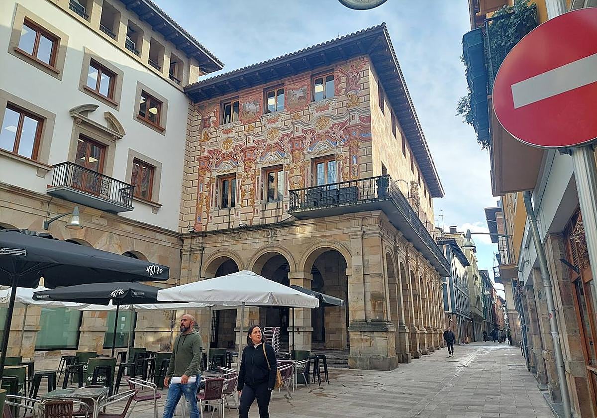 La fachada del Ayuntamiento de Durango está cubierta de un mural