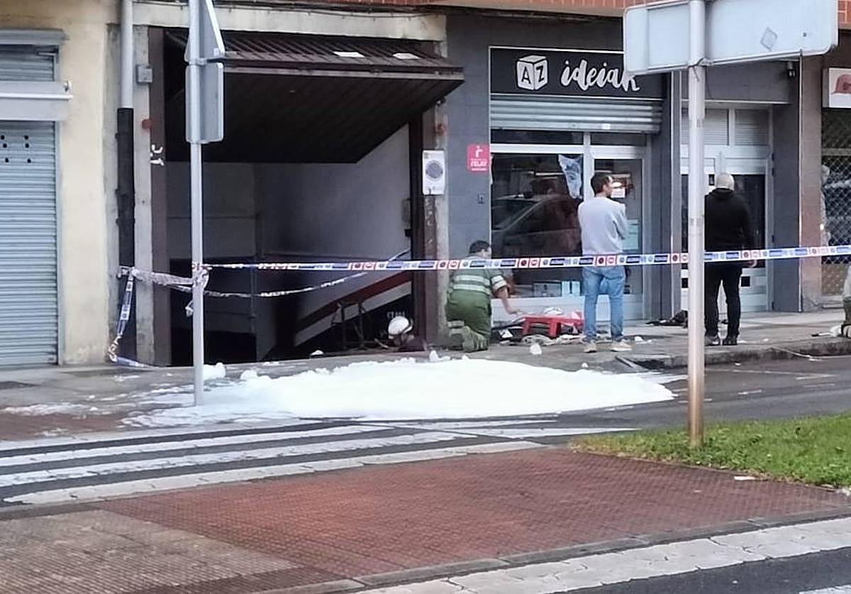 Los bomberos trabajan en estos momentos en el incendio de un garaje en Durango