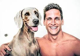 Su perra Noa no se pierde una foto.