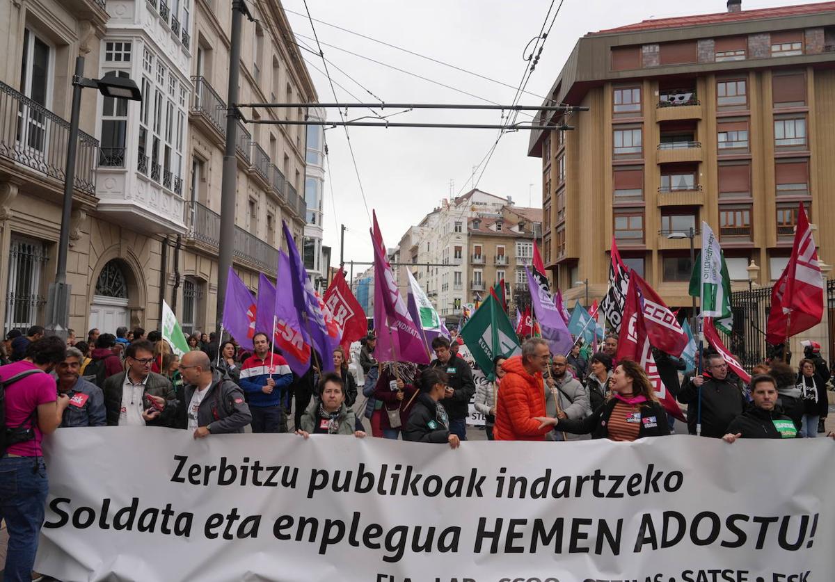 Empleados públicos se manifiestan junto al Parlamento vasco.