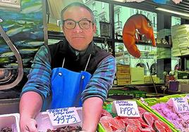 Joseba Pérez muestra sus percebes en su comercio en La Ribera.