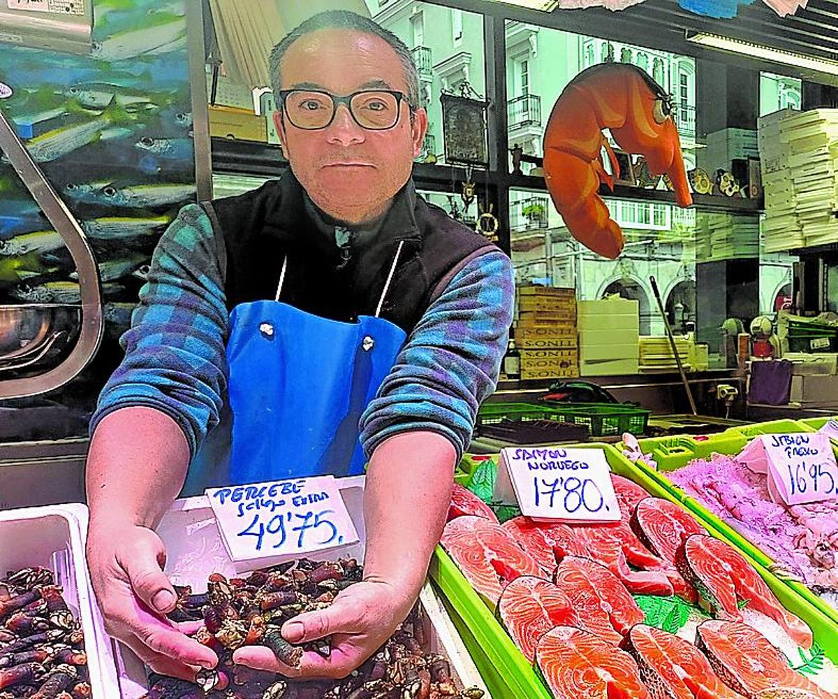 Joseba Pérez muestra sus percebes en su comercio en La Ribera.