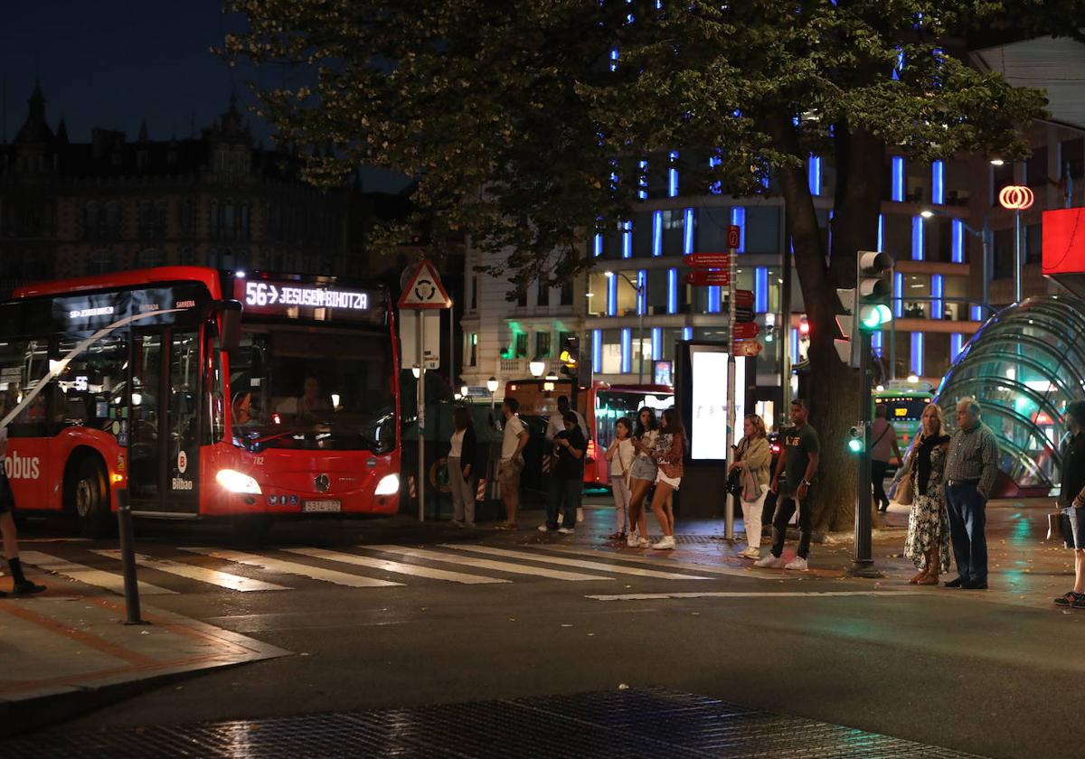 Una unidad de Bilbobus circula por Bilbao por la noche