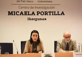Marta Buesa, una de las dos hijas de Fernando Buesa, y Txema Portillo, subdirector del Instituto Valentín de Foronda, abrieron las jornadas.