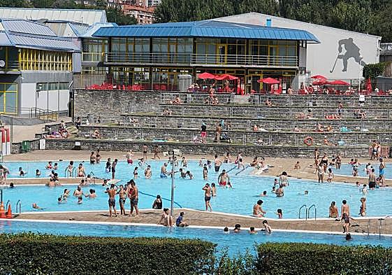 Piscinas de Txurdinaga durante una jornada de calor este mismo verano