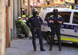 Agentes de la Policía Local durante una actuación en un inmueble ocupado ilegalmente en el Casco Viejo.