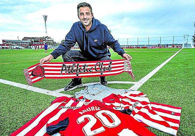 Aitor Torres posa con las camisetas y la bufanda del Athletic que son suyas.