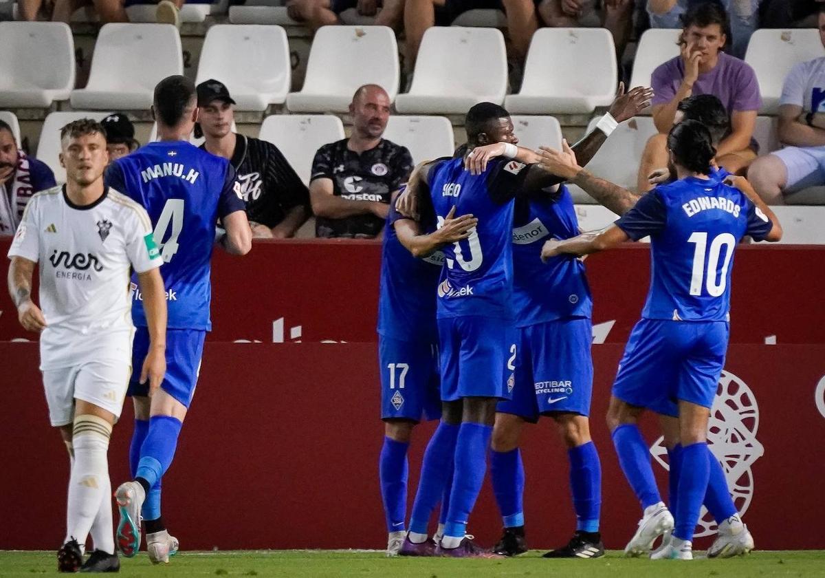 El Amorebieta festeja un gol en el Carlos Belmonte, único campo donde ha logrado puntuar.