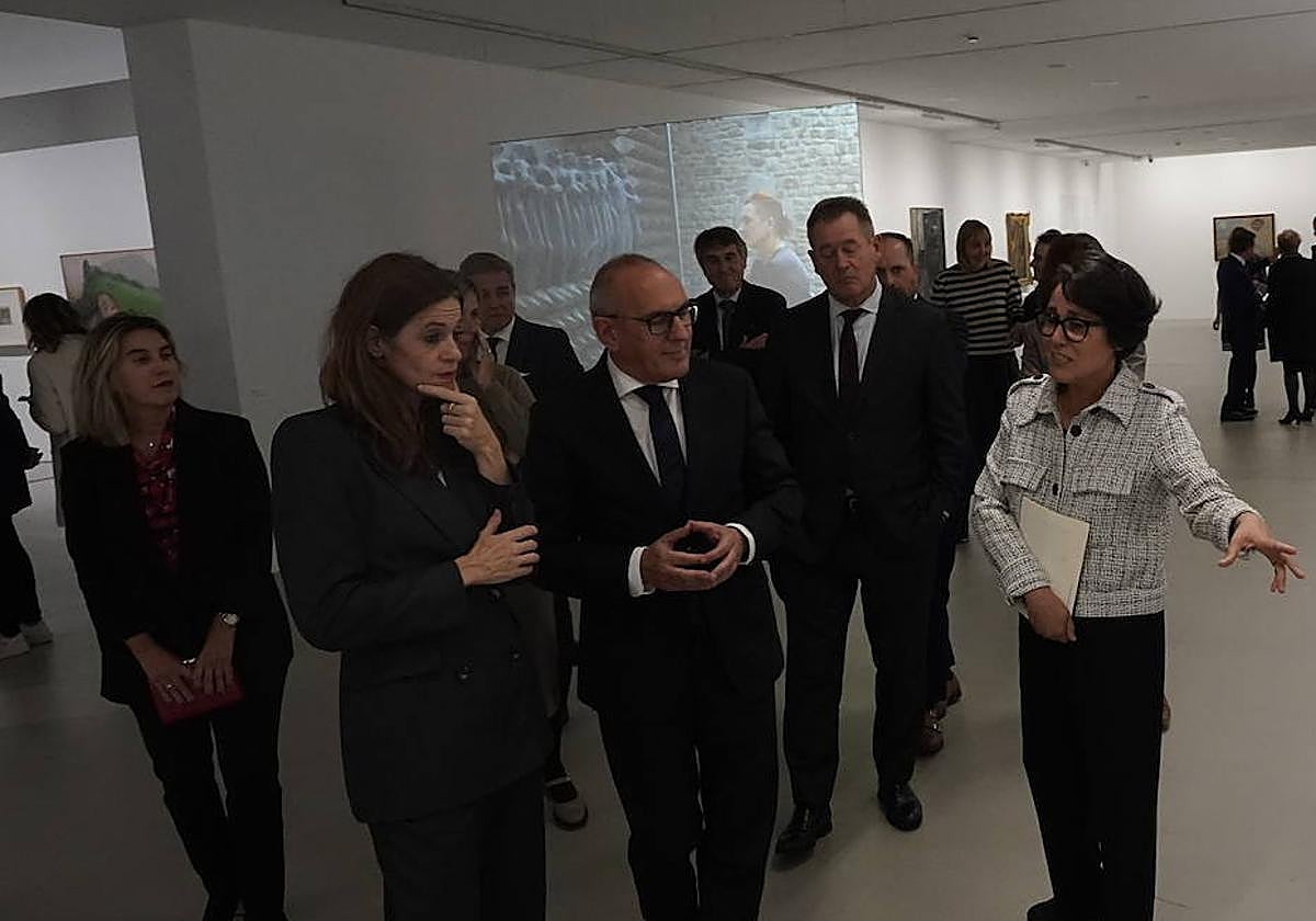 Beatriz Herráez (a la derecha), en un recorrido por el museo junto a los patronos este jueves.