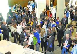 Médicos intercambian impresiones en el hall del Euskalduna durante la celebración de un congreso.