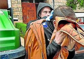 Agentes de la Ertzaintza custodian a uno de los sospechosos, detenido en la calle Virgen de Begoña de Bilbao.