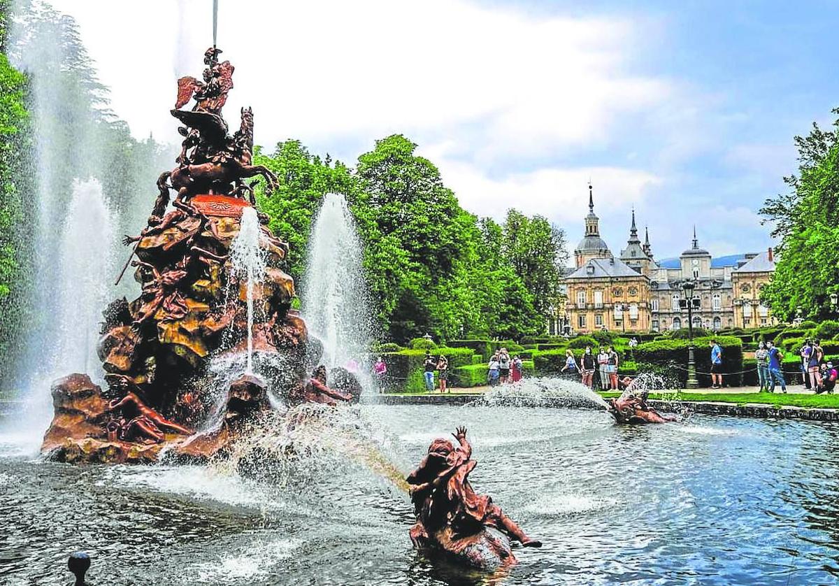 Las 26 fuentes que jalonan los jardines del Palacio de La Granja están inspiradas en la mitología clásica.