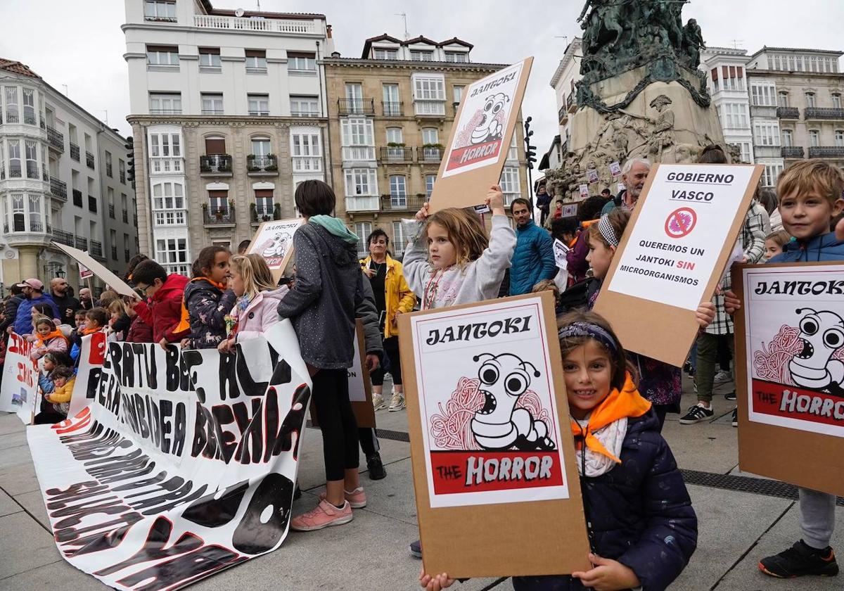 Decenas de familias y alumnos han participado en la concentración de la Virgen Blanca.