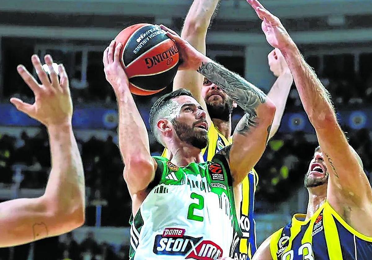 Luca Vildoza entra a canasta ante varios defensores del Fenerbahce.