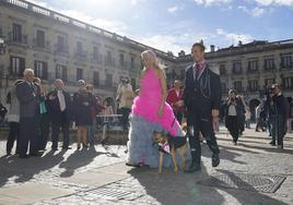 Conchi y Roberto se dirigen al Ayuntamiento de Vitoria con su perro Mak.