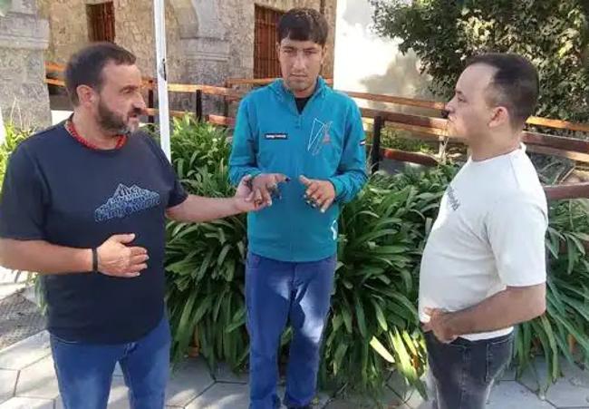 Eneko Garamendi e Isahq con Murtaza Sadpara, que presentaba seis dedos necrosados