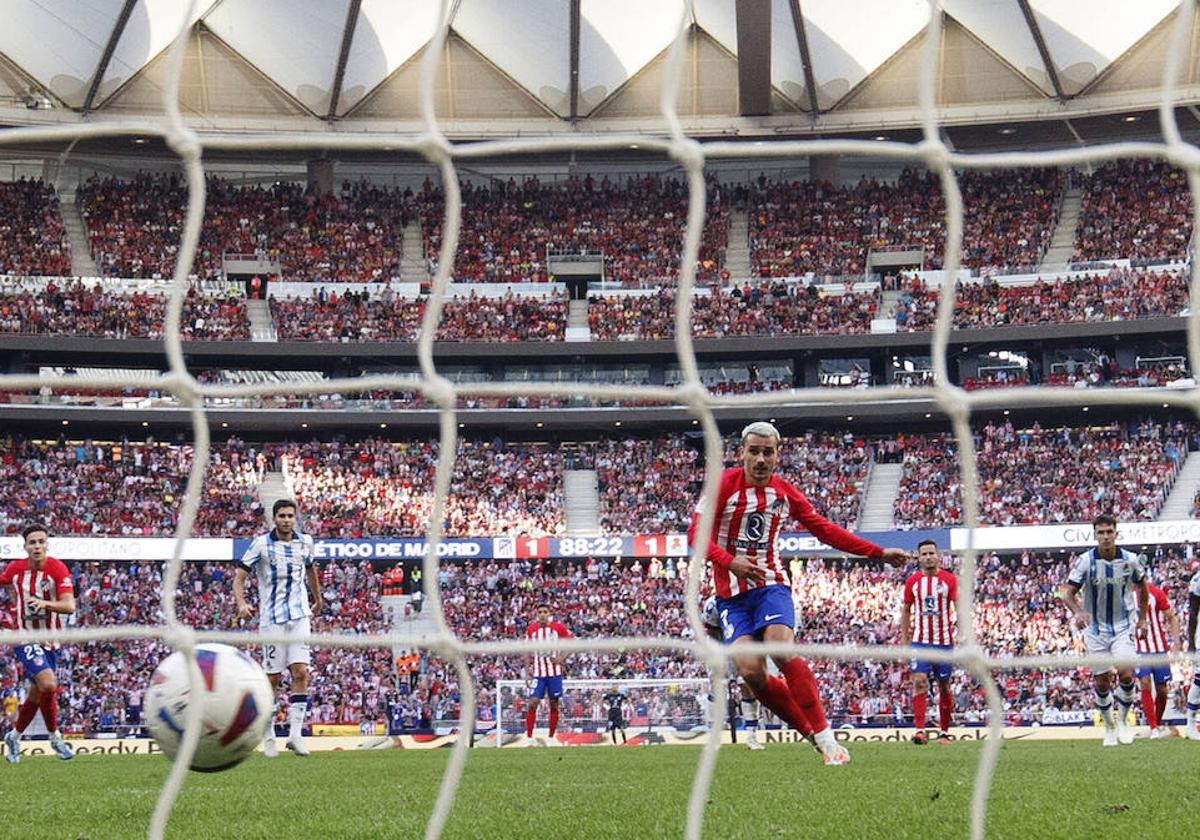 Antoine Griezmann transforma un penalti contra la Real Sociedad en el último triunfo como local del Atlético.