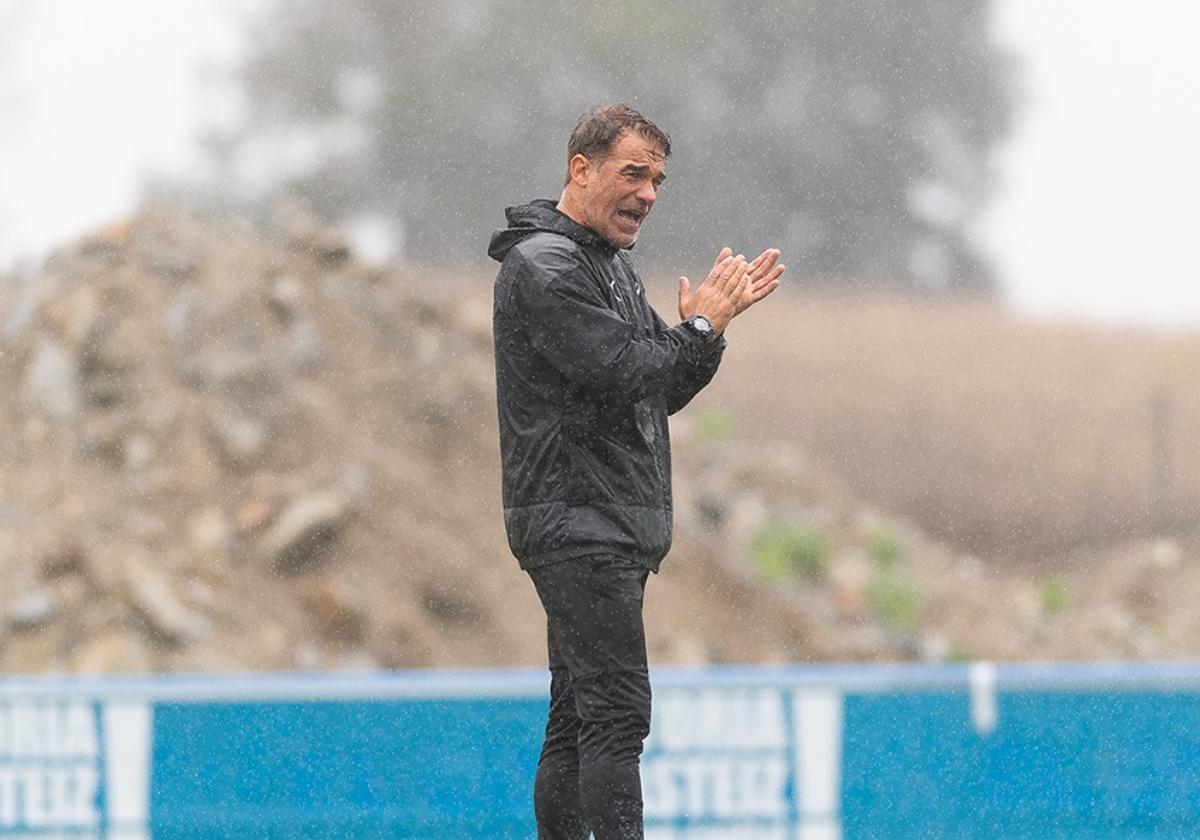 Luis García se dirige a sus jugadores durante un entrenamiento de esta semana.