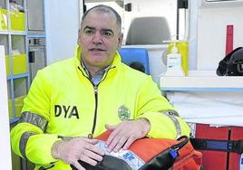 Fernando Izagirre posa en el interior de una ambulancia de la DYA en una imagen de archivo