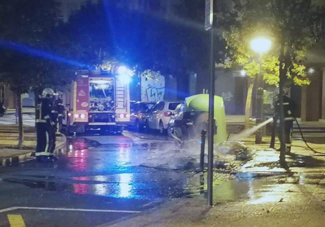 Bomberos sofocan las llamas.