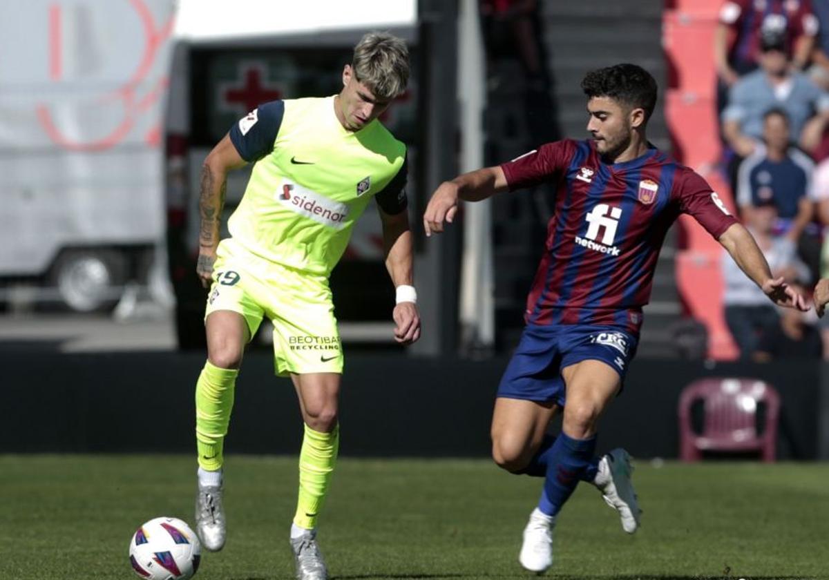 Javier Avilés trata de esquivar a un jugador del Eldense.