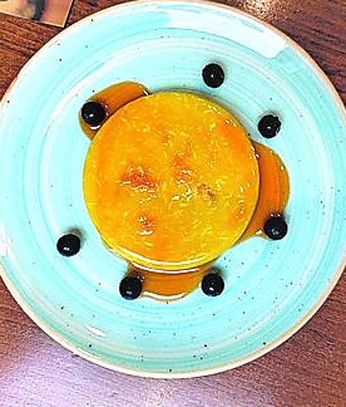 Imagen secundaria 2 - Ensalada con salsa rosa y cachopo vegano, una preparación que se sirve en Garibolo los fines de semana. Es una pieza rebozada de seitán relleno de fiambre de aceitunas y queso, con guarnición de mermelada de remolacha, calabaza y jengibre y pimiento morrón. Y pastel de naranja.