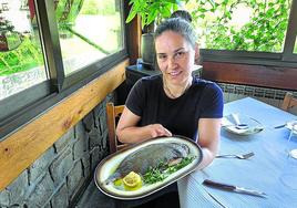 Chipirones a la plancha en un comedor junto al río en Bizkaia