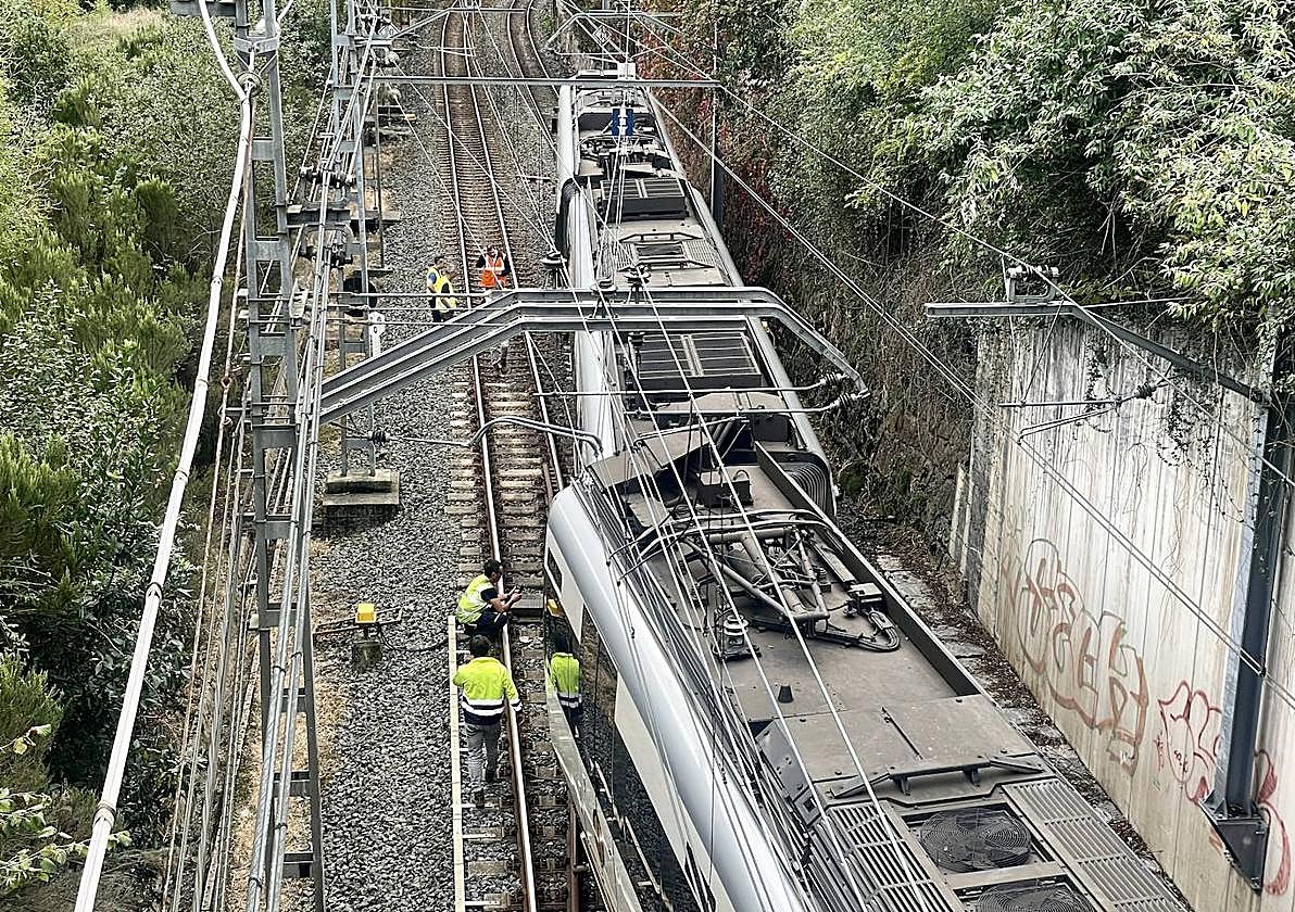 Los técnicos de Euskotren analizan el vagón que ha descarrilado en Amorebieta.