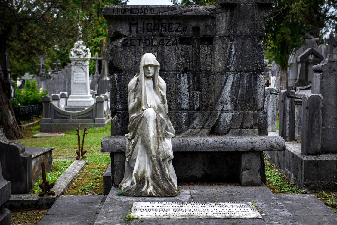 La impresionante dama blanca fue la primera escultura de Quintín de Torre con la que contó el cementerio.