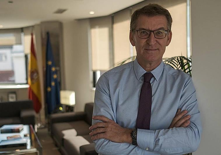 Feijóo posa en su despacho de Génova tras la entrevista.