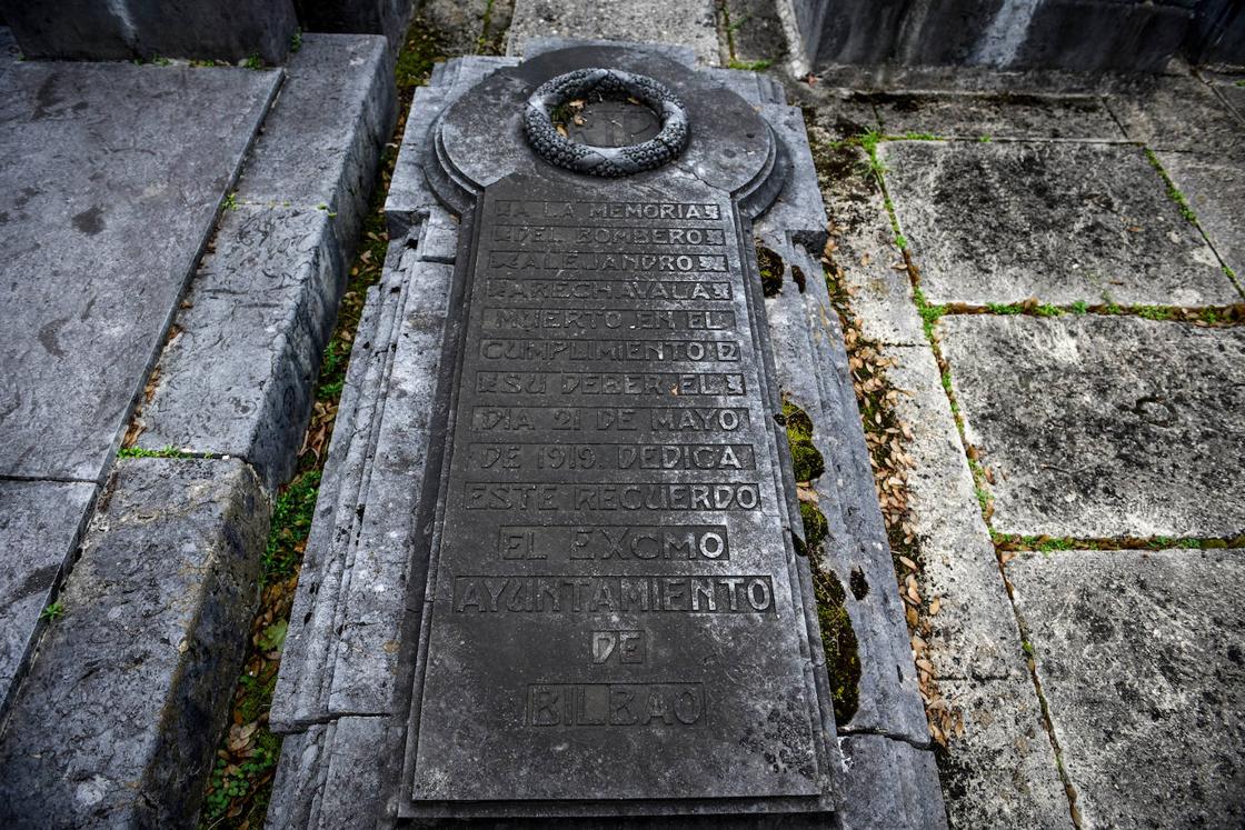 El Ayuntamiento recuerda con esta lápida al funcionario fallecido en el incendio de la Alhóndiga de 1919.