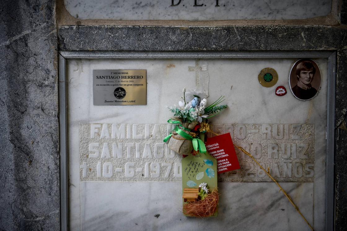 El nicho del malogrado motociclista, que perdió la vida en 1970 en un accidente en la Isla de Man, es uno de los más visitados del cementerio.