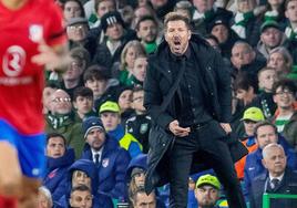 Diego Simeone se dirige a sus jugadores en el partido ante el Celtic.