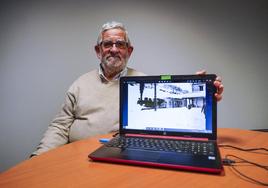 Javier Suso muestra uno de los documentos fotográficos que conserva sobre la vieja línea.