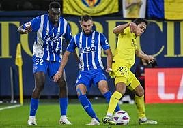 Rioja intenta recuperar el balón, en presencia de Samu, en el duelo de la pasada jornada contra el Villarreal en La Cerámica.