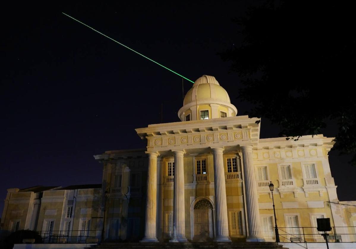 Imagen del láser que sale de la cúpula Real Observatorio de la Armada en San Fernando.