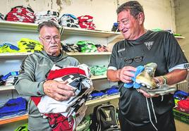 Los utilleros del Rubí, José León, a la izquierda, y Alfonso Gómez en su zona de trabajo en el estadio Can Roses.