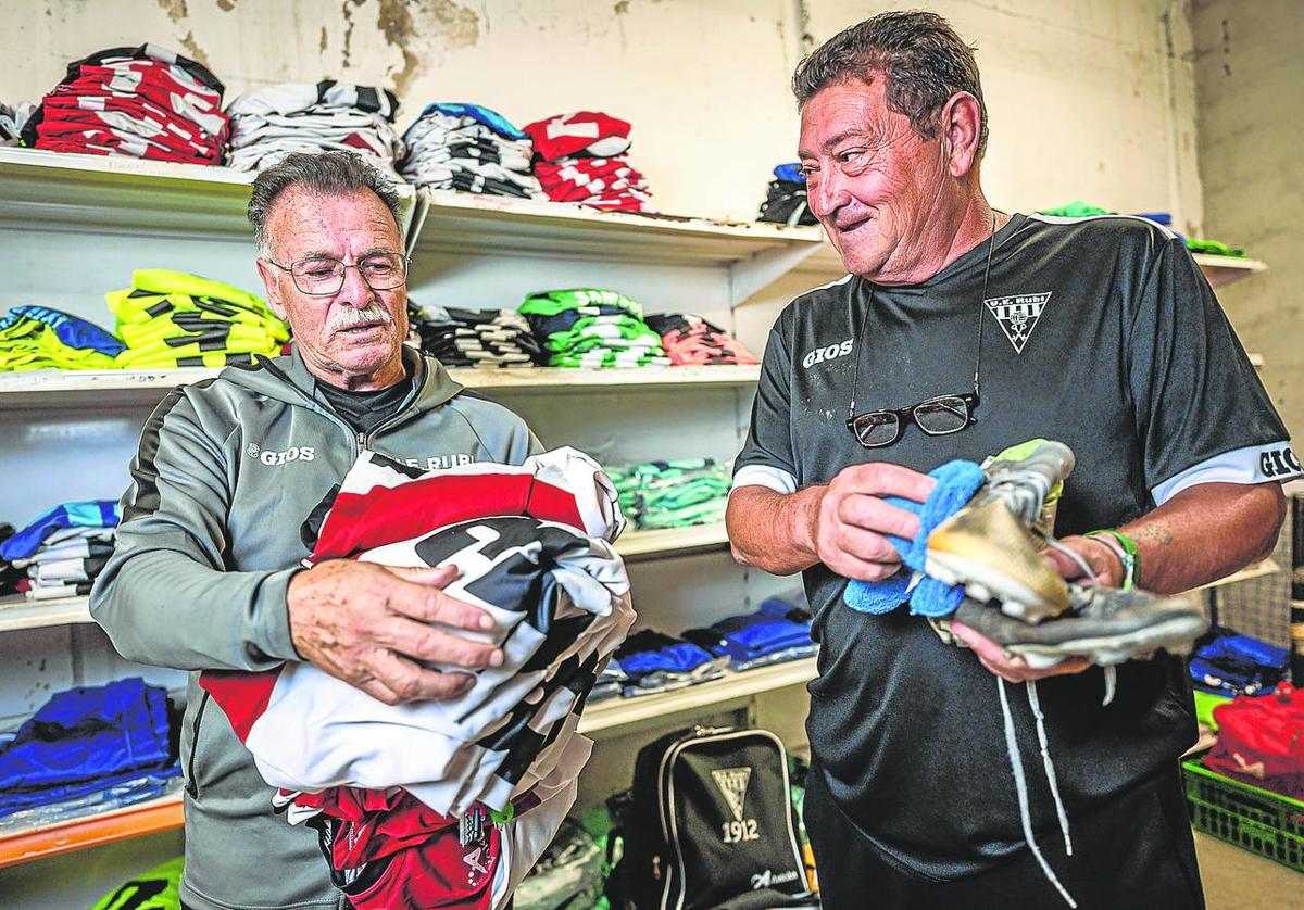 Los utilleros del Rubí, José León, a la izquierda, y Alfonso Gómez en su zona de trabajo en el estadio Can Roses.