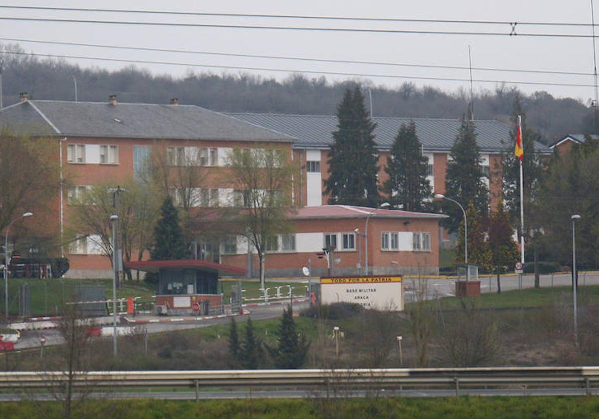 Acceso principal de la base militar de Araca, a un par de kilómetros de Vitoria.