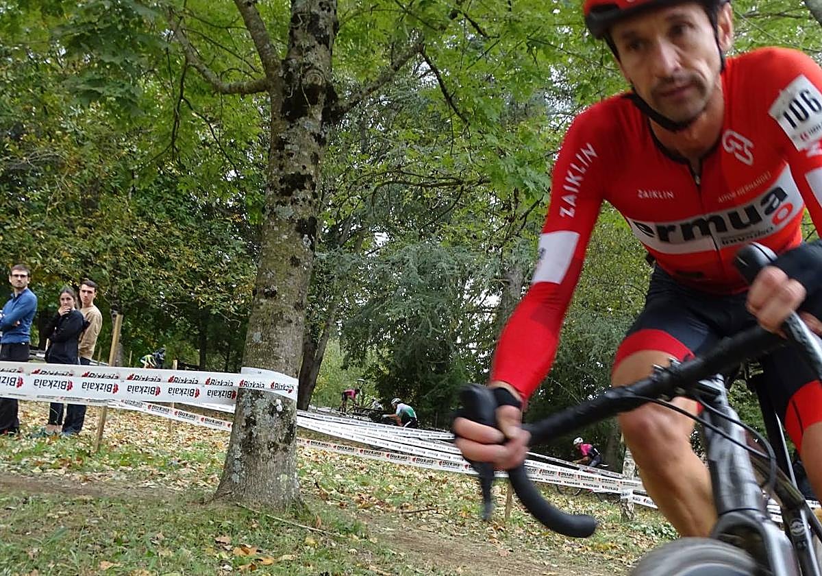 Hubo gran expectación entre los aficionados al paso de los ciclistas por cada curva.