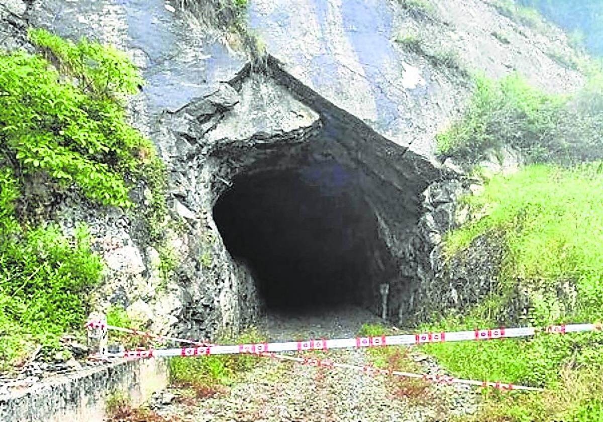 La zona de las antiguas vías del tren no será transitable hasta que se realicen las mejoras necesarias.