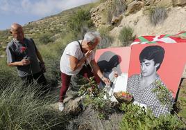 Homenaje a Lasa y Zabala en la fosa de Busot donde aparecieron sus restos.