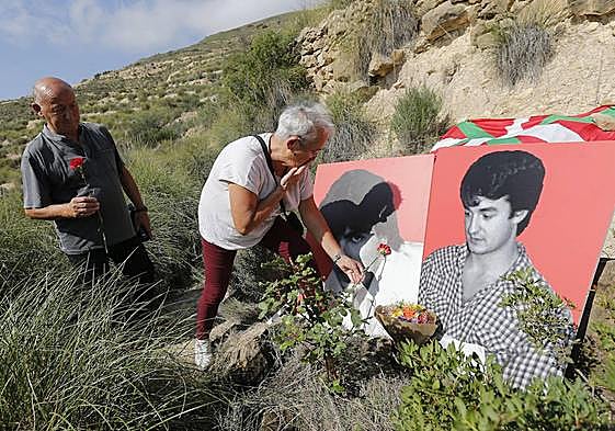 Homenaje a Lasa y Zabala en la fosa de Busot donde aparecieron sus restos.